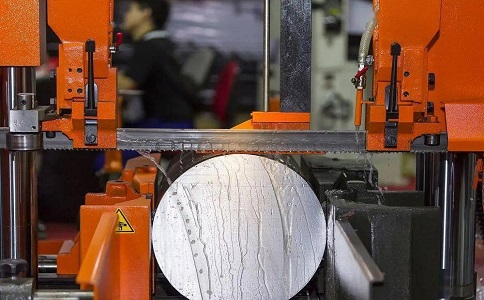 宁明立式金属带锯床切削出现跑带故障解决方法！